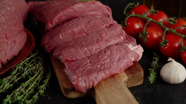生牛肉片，西红柿和大蒜慢慢旋转。