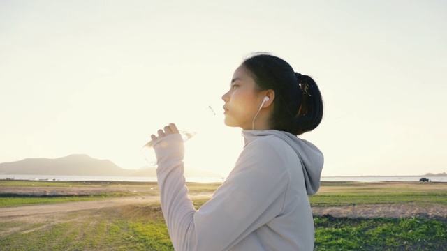 詳情圖-年輕的亞洲女人跑步喝水后在戶外的山。
