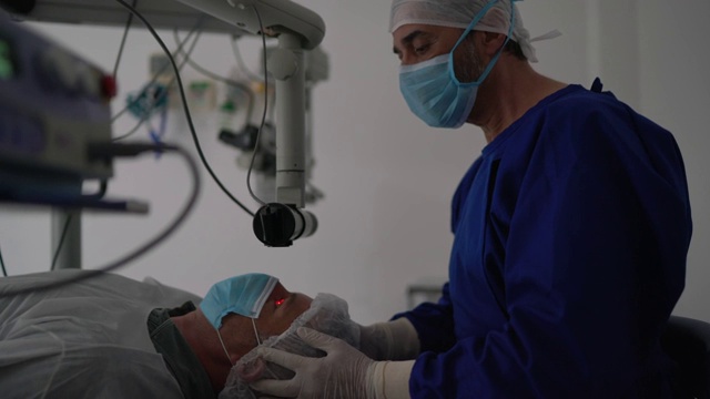 做眼科手术的外科医生