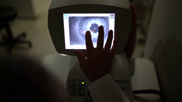 眼科医生在监视器中分析检查结果