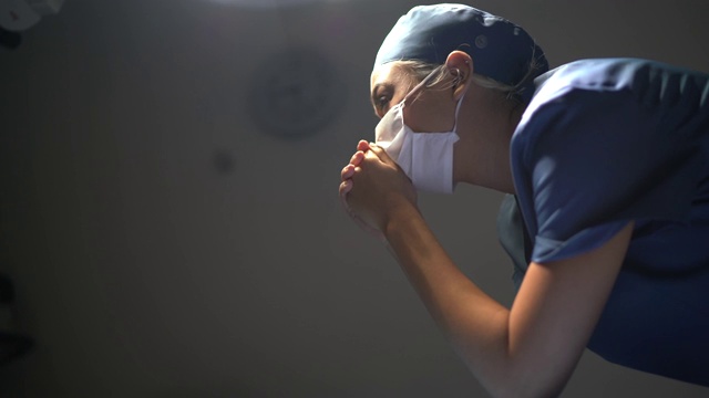 忧心忡忡的医疗保健女护士在手术室在医院