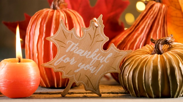 詳情圖-感恩節(jié)裝飾南瓜和賀卡的照明背景和一個質(zhì)樸的木制桌子