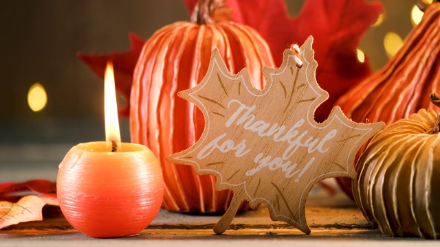 詳情圖-感恩節(jié)裝飾南瓜和賀卡的照明背景和一個質(zhì)樸的木制桌子