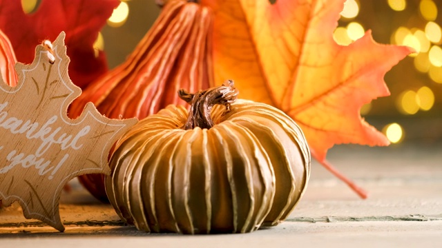 詳情圖-感恩節(jié)裝飾南瓜和賀卡的照明背景和一個質(zhì)樸的木制桌子