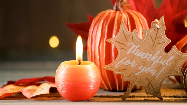 詳情圖-感恩節(jié)裝飾南瓜和賀卡的照明背景和一個質(zhì)樸的木制桌子