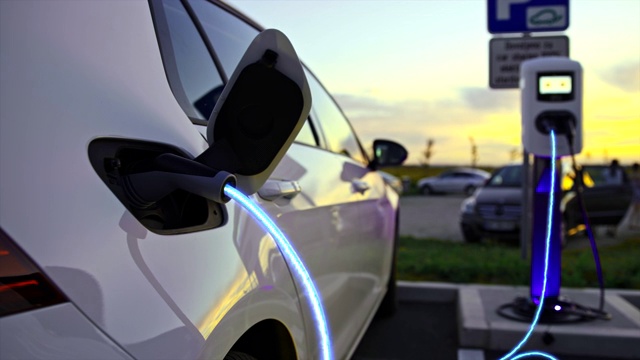 通過(guò)電動(dòng)汽車(chē)電纜充電的SLO MO汽車(chē)
