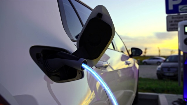 詳情圖-通過電動汽車電纜充電的SLO,MO汽車
