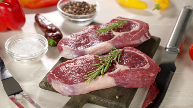 详情图-牛排生牛肉肋眼配迷迭香板旋转。