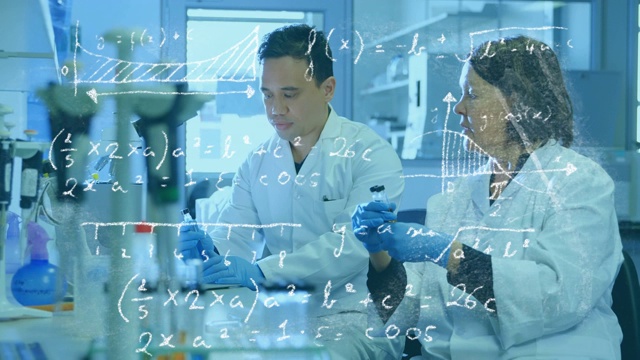 详情图-两名科学家在实验室工作，数学方程在移动