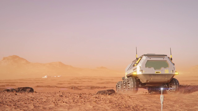 火星漫游者在火星表面向栖息地移动