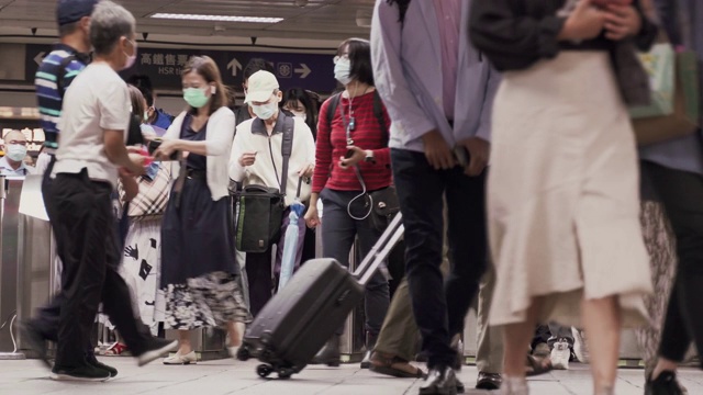 詳情圖-新冠肺炎疫情爆發(fā)期間，車站內(nèi)佩戴口罩的人群