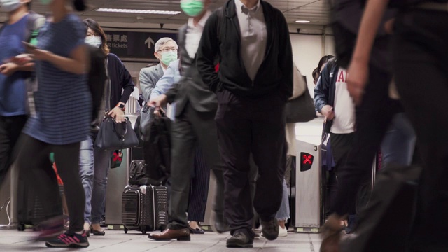 詳情圖-新冠肺炎疫情爆發(fā)期間，車站內(nèi)佩戴口罩的人群