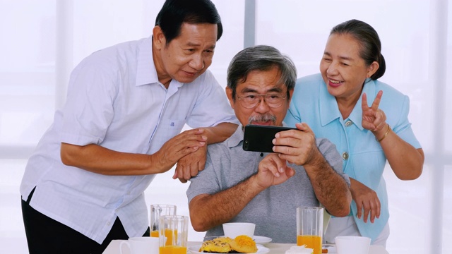 一群资深朋友在餐桌上享受会议