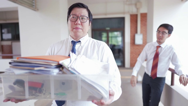 詳情圖-同事看到他的朋友離開辦公室，被炒魷魚或搬家