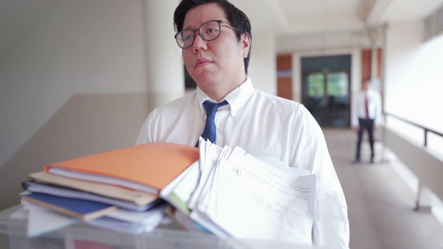 詳情圖-同事看到他的朋友離開辦公室，被炒魷魚或搬家