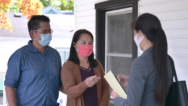 女性房地产经纪人带着面具会见潜在买家