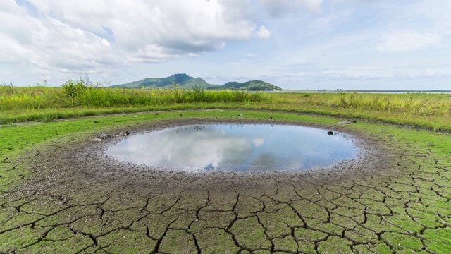 气候变化和全球变暖，湖泊和河流的水都因热的影响而干涸消失。