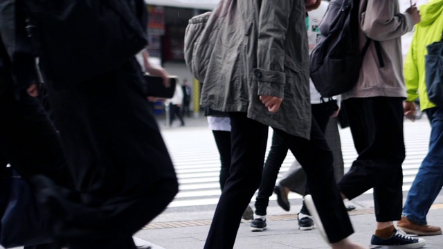 日本东京新宿清晨上班的商人