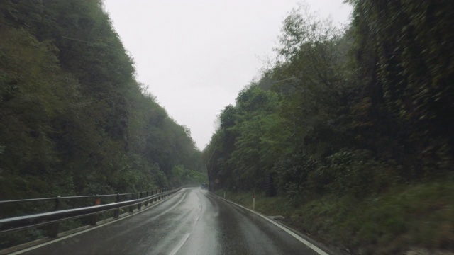 POV车在雨中行驶在山口:危险的道路