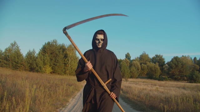 死神拿着镰刀在土路上吓人
