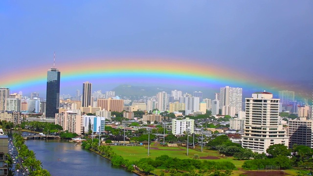城市上空的彩虹