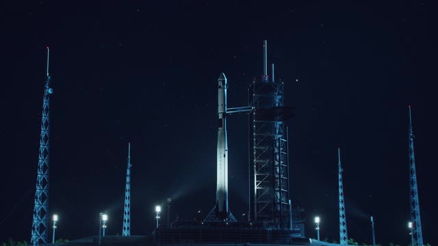夜间发射台复合体:在太空探索任务中与宇航员成功发射火箭。飞行飞船在起飞时喷出火焰和烟雾。太空中的人类征服宇宙
