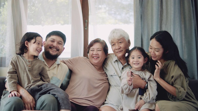 幸福的一家人坐在家里的沙发上