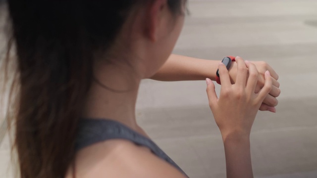 城市女性使用可穿戴智能手表