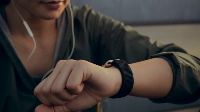 女人触摸智能手表，一起做运动前后的热身运动