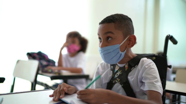 残疾学童戴口罩在学校学习