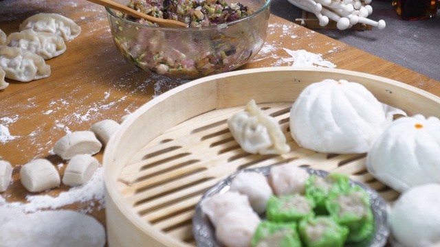 亚洲女人包饺子、饺子是中国传统食物的概念。