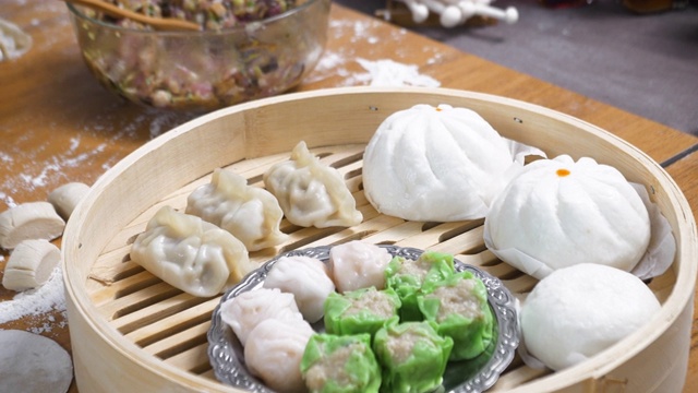 詳情圖-亞洲女人包餃子、餃子是中國(guó)傳統(tǒng)食物的概念。