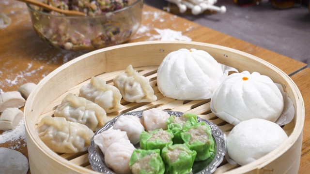 詳情圖-亞洲女人包餃子、餃子是中國(guó)傳統(tǒng)食物的概念。