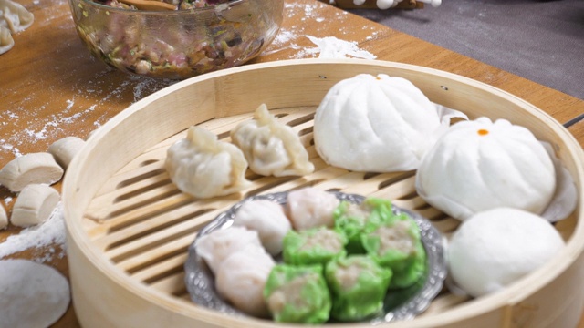 詳情圖-亞洲女人包餃子、餃子是中國(guó)傳統(tǒng)食物的概念。
