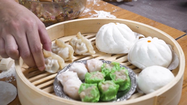 詳情圖-亞洲女人包餃子、餃子是中國(guó)傳統(tǒng)食物的概念。