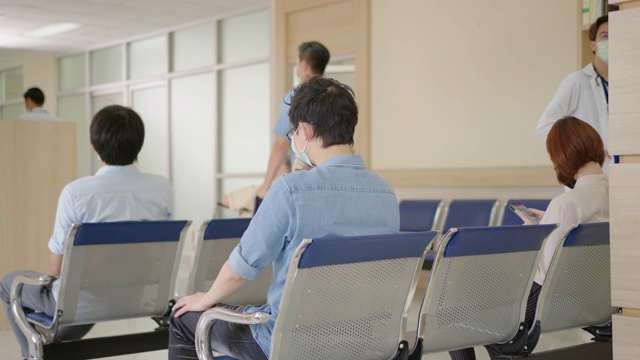 详情图-忙碌的医院大堂有忙碌的护士，年长的病人坐在轮椅上，后视镜病人坐着，等待和咳嗽，医生行走在接待处带着医疗口罩的保健理念。