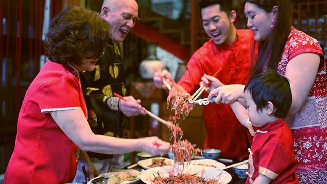 详情图-亚洲华人家庭春节团圆饭吃传统菜肴生鱼刘生