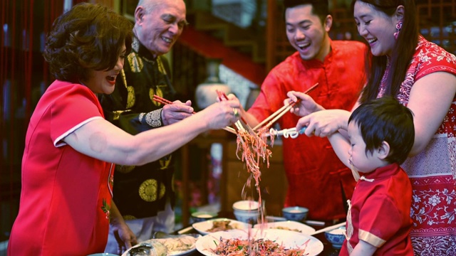 详情图-亚洲华人家庭春节团圆饭吃传统菜肴生鱼刘生