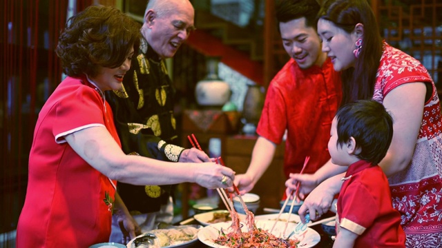 详情图-亚洲华人家庭春节团圆饭吃传统菜肴生鱼刘生
