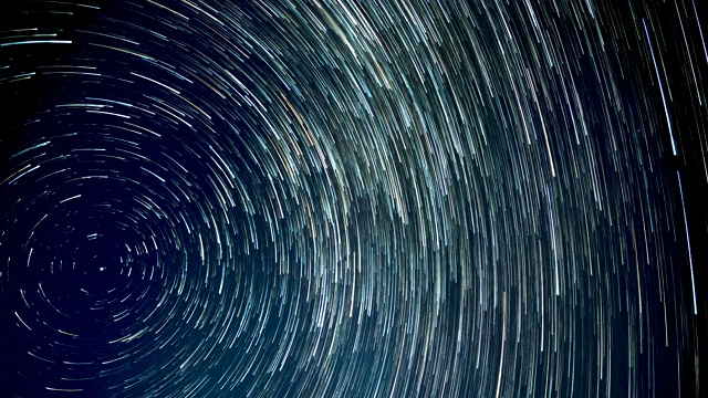 星星在夜空中划过