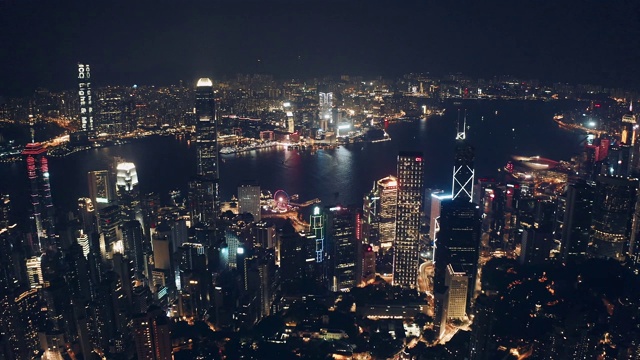 夜间无人机拍摄的香港城市天际线