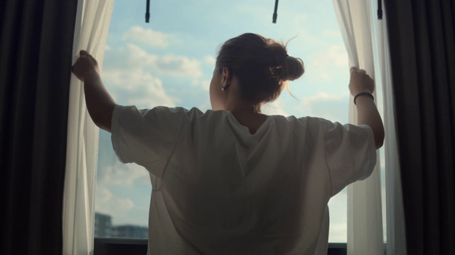 女人早上拉开窗帘，慢镜头