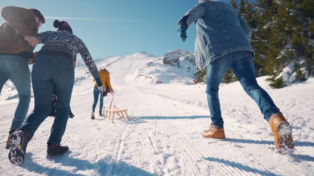 詳情圖-幾個朋友一起拉著雪橇上坡，準備享受樂趣