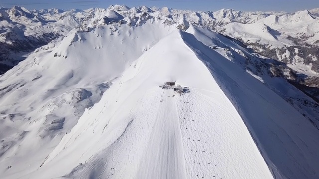 鸟瞰图滑雪坡上的滑雪者在奥博陶恩滑雪场，奥地利萨尔茨堡国。