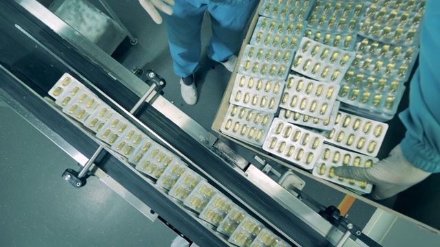 医务人员把水泡的胶囊放在一个盒子里