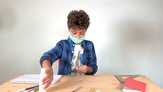 小男孩洗手