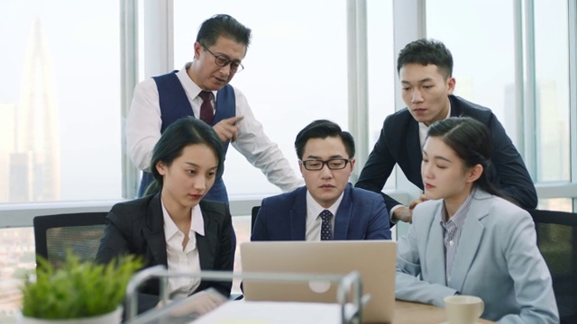 一群亚洲商务人士在办公室开会