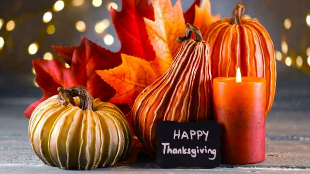 詳情圖-感恩節(jié)裝飾南瓜和賀卡的照明背景和一個質(zhì)樸的木制桌子