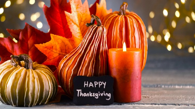 詳情圖-感恩節(jié)裝飾南瓜和賀卡的照明背景和一個質(zhì)樸的木制桌子