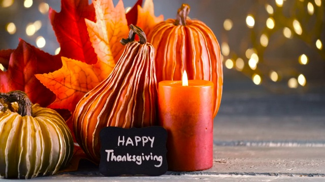 詳情圖-感恩節(jié)裝飾南瓜和賀卡的照明背景和一個質(zhì)樸的木制桌子